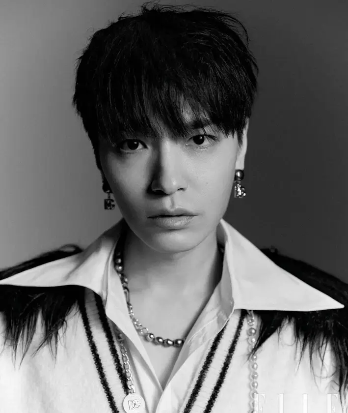 환승연애3-
앞머리를 내린 커트머리 양귀에 네모난 은색귀걸이를 달고 흰색셔츠에 은색 목걸이 2개를 하고 흰색 v넥 니트를 입고 무표정하게 정면을 바라보는 사이먼도미닉