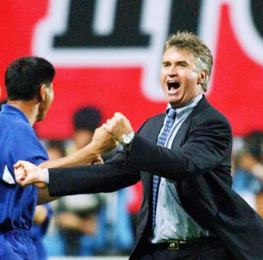 승리 후 포효하는 감독 모습