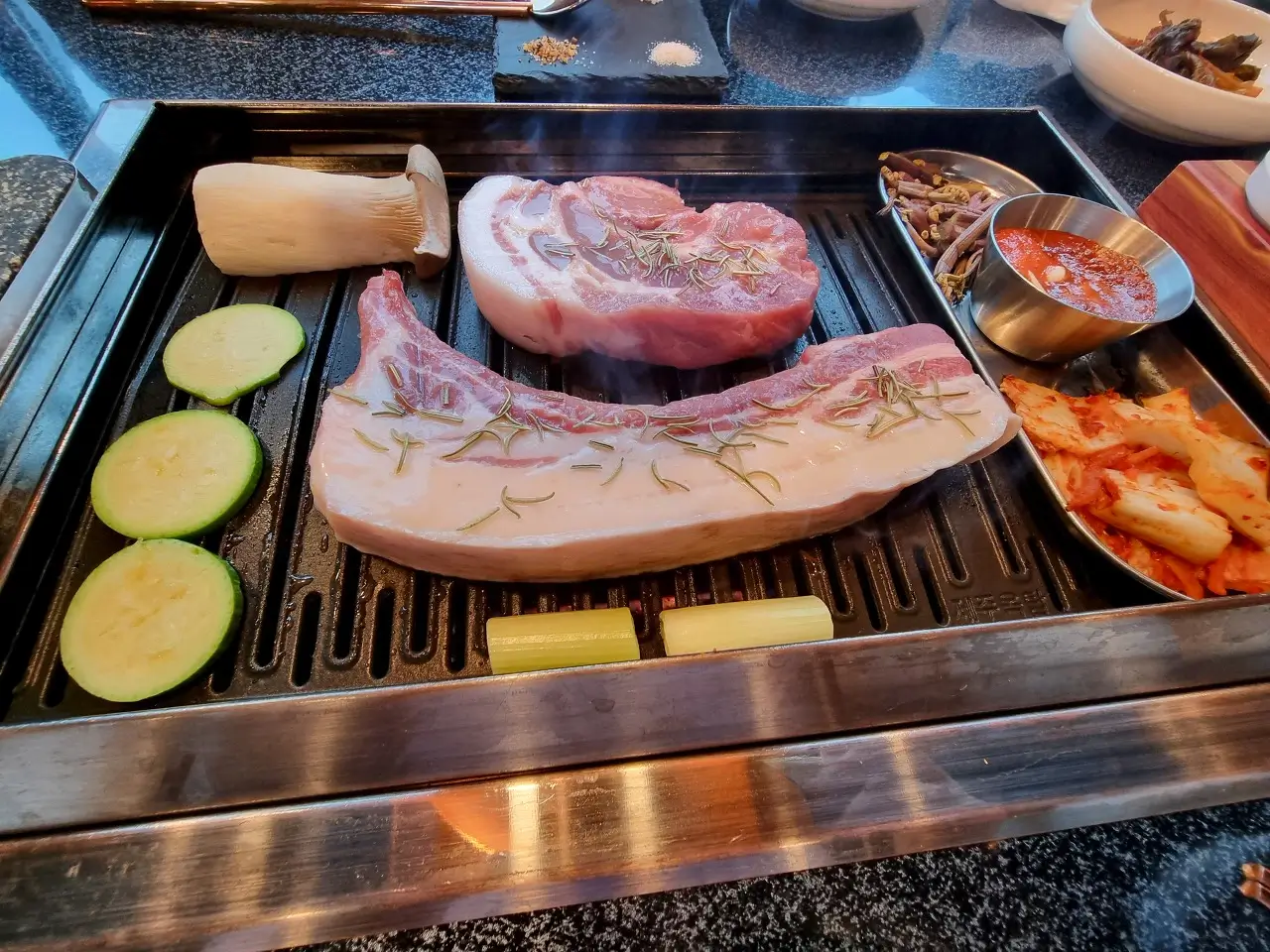 직원분이 불판에서 손수 구워줘요