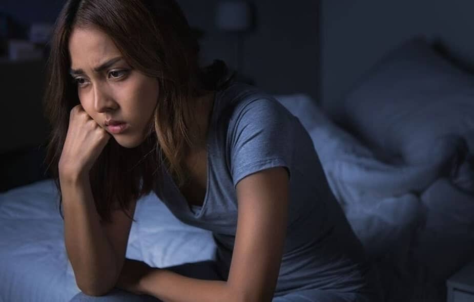 우울한 표정의 여자 사진