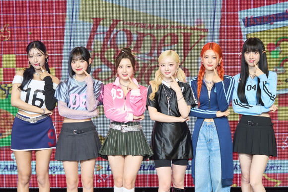 그룹 라잇썸이 11일 서울 용산구 블루스퀘어 마스터카드홀에서 열린 미니 2집 &#39;Honey or Spice&#39; 발매 기념 쇼케이스에서 포즈를 취하고 있다. [사진=큐브엔터테인먼트]
