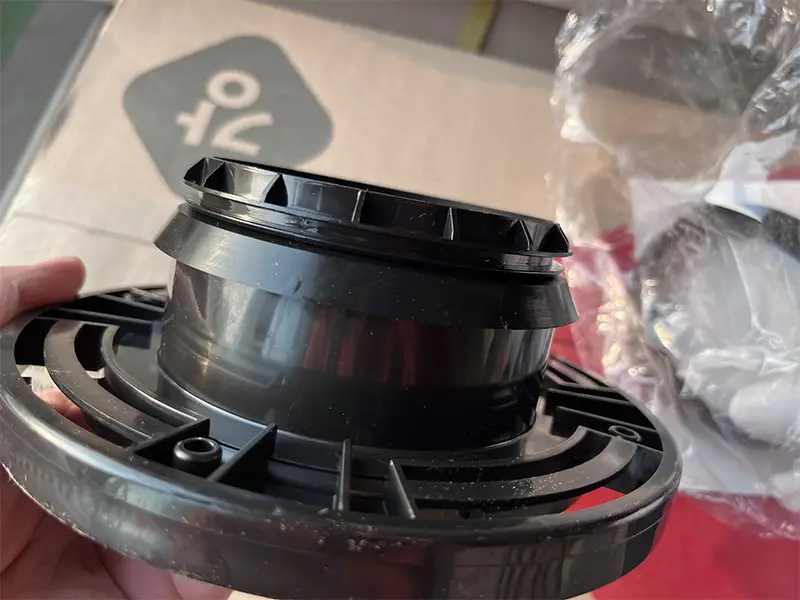 양변기용 후렌지의 오수관 연결부의 패킹은 설치 중 밀리거나 끊어져 제 역할을 못하는 경우가 있다.