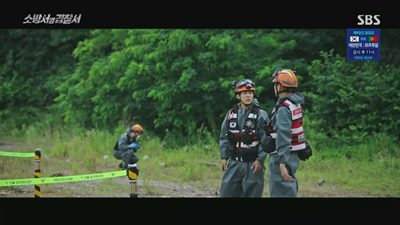 사건 현장에서 화재 원인을 찾고 있는 봉도진의 모습입니다. 