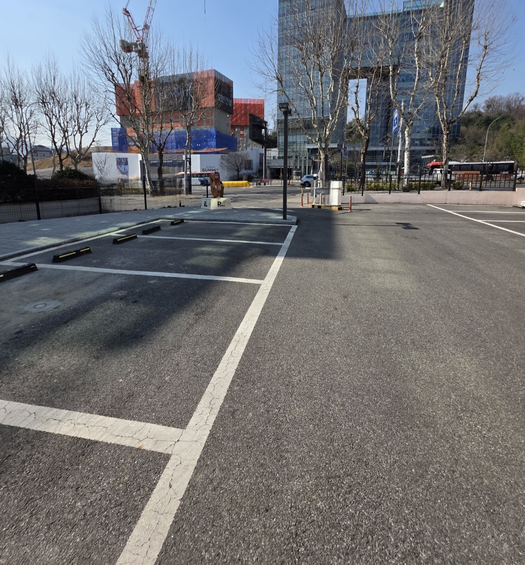 주차장은-지상에-위치하고-있습니다.