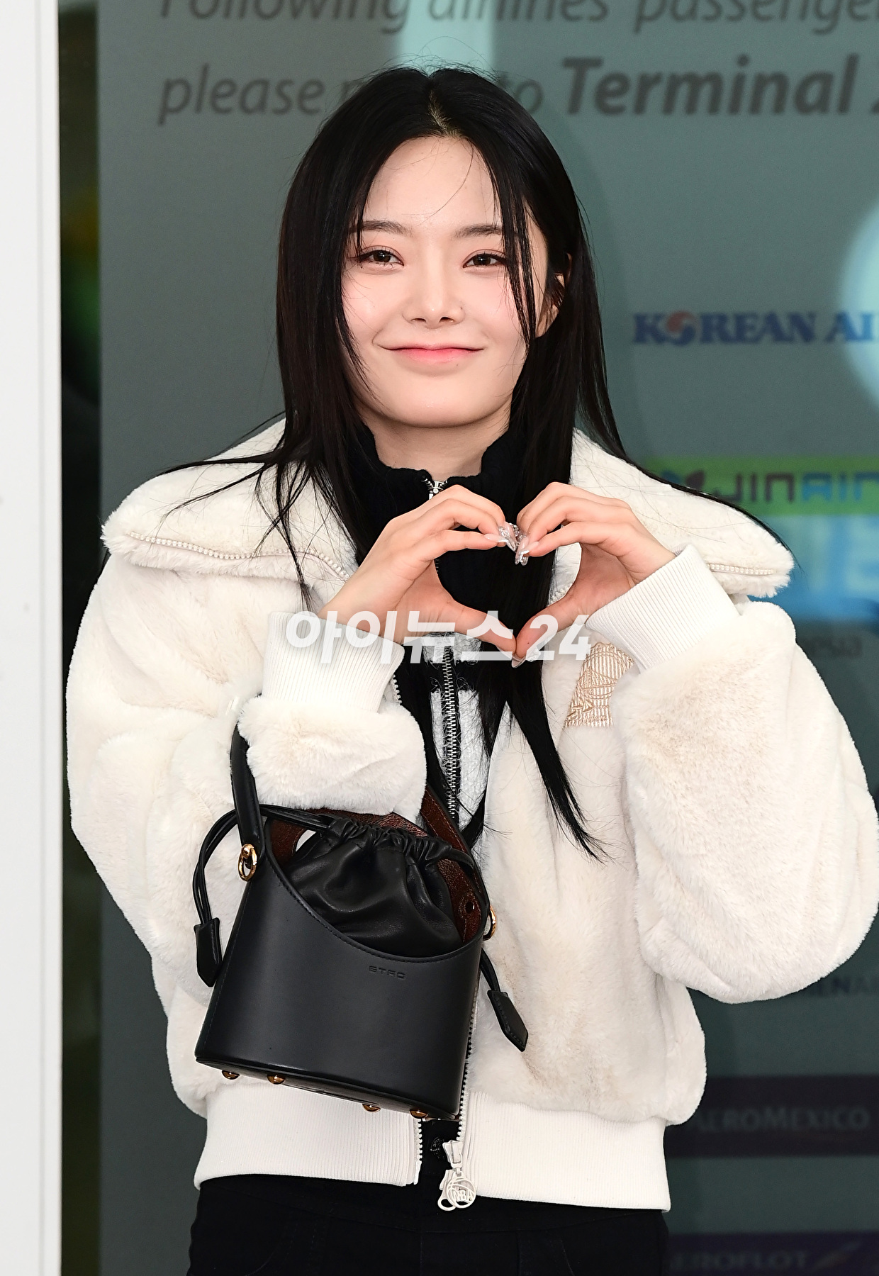 그룹 피프티 피프티 멤버 키나가 미국 LA에서 열리는 &#39;2023 빌보드 뮤직 어워드&#39; 프라이빗 파티 참석차 16일 인천국제공항을 통해 출국하고 있다. [사진=정소희 기자]
