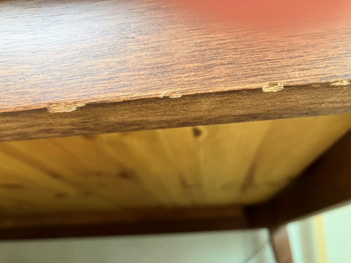 원목 가구 찍힘