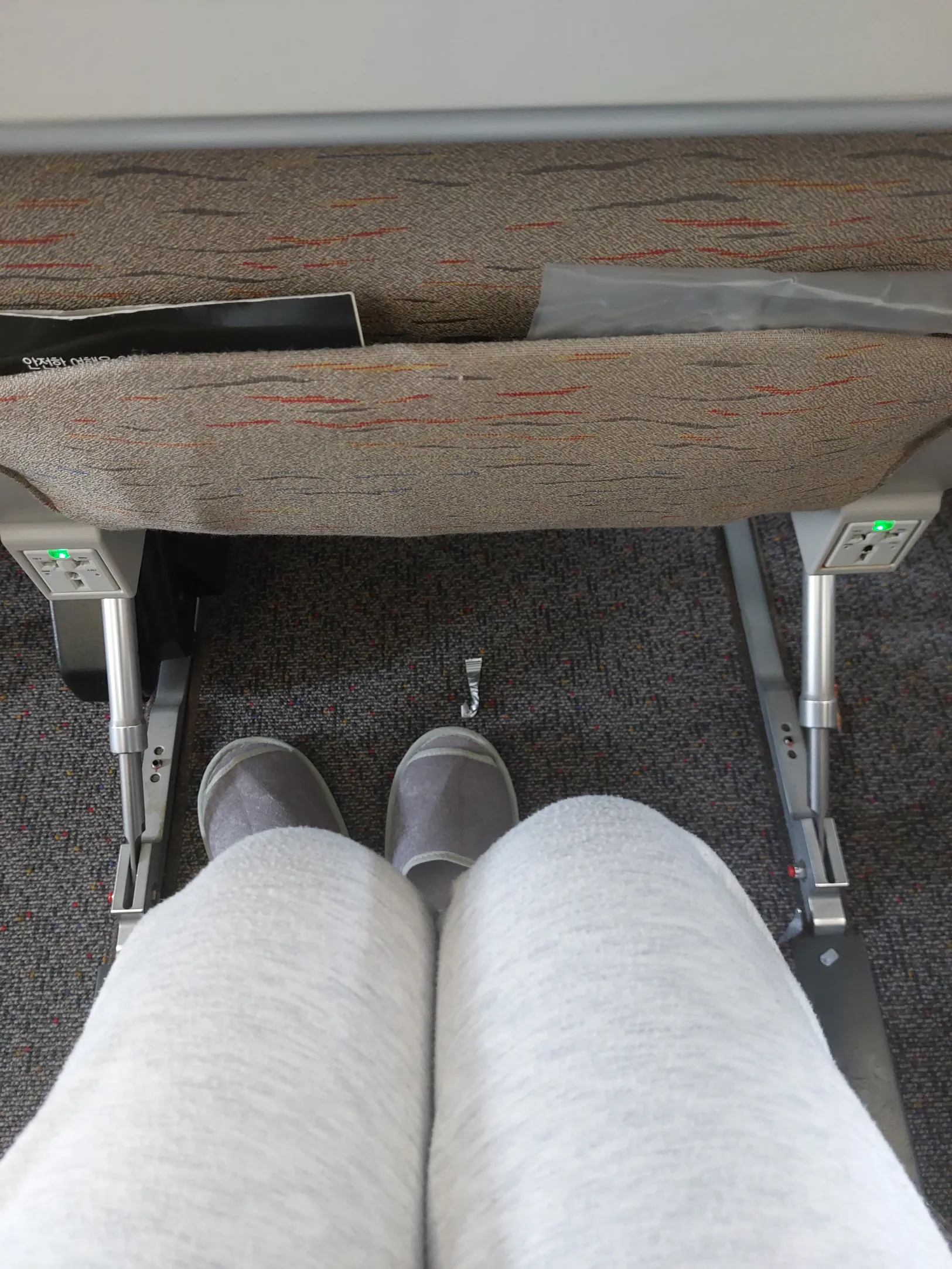 스마티움 좌석의 레그룸 넓이를 보여주는 사진