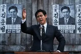 킹메이커 2022 설경구 배우가 단상에서 연설을 하는 장면