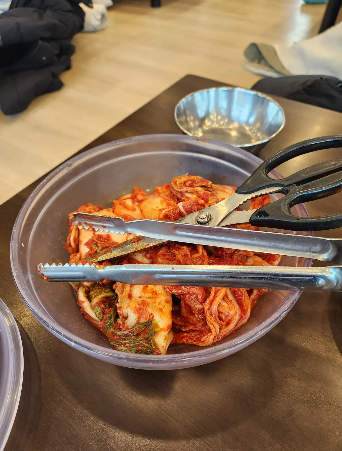 일산-대표-맛집-줄서서-먹는-일산칼국수-본점-기본-반찬-맛있게-매운-김치