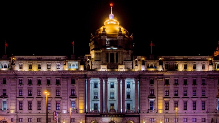 밤하늘을 배경으로 조명에 물든 와이탄의 고풍스러운 건물이 상하이의 역사적 매력을 보여주는 장면