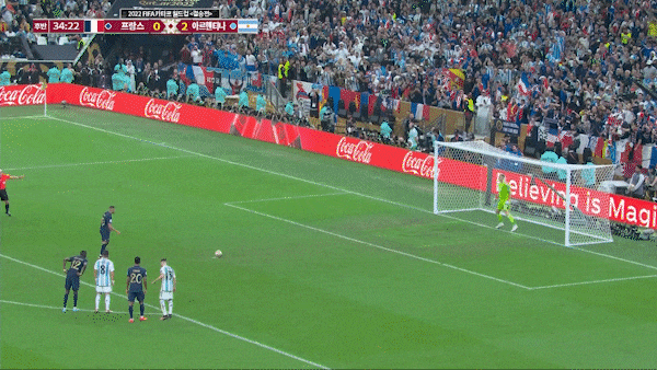 침착히 패널티킥 성공시키는 음바페