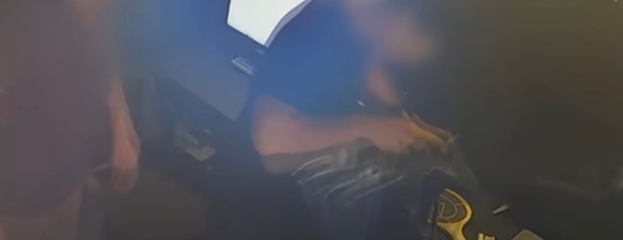 우산속을 들쳐보는 사장