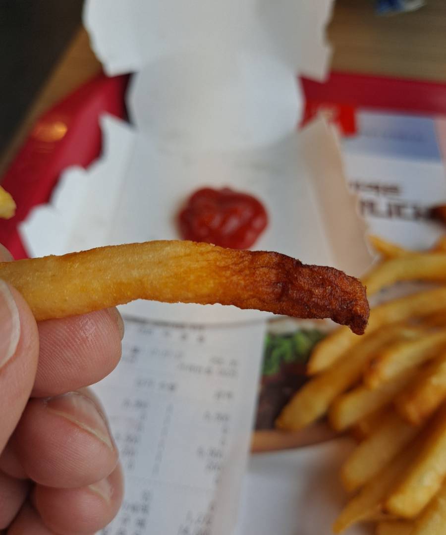 살짝 탄 감자튀김