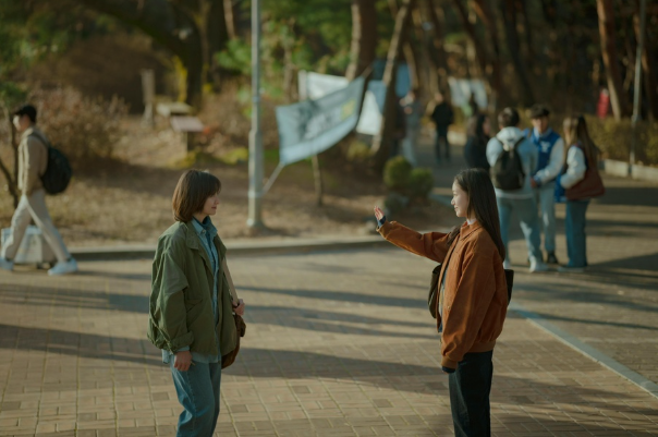 은중과 상연이 서 있는 모습
