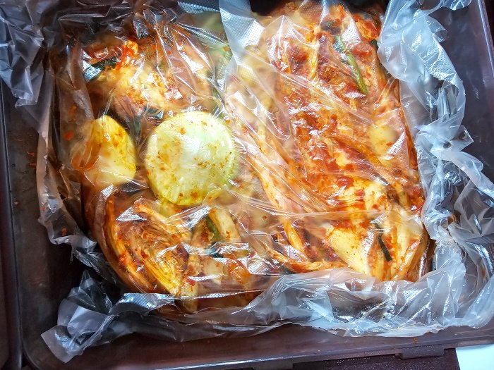 통에-담겨있는-배추김치