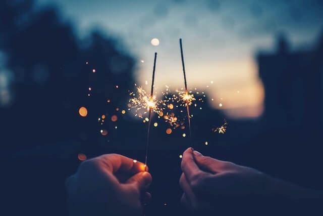 불꽃놀이 막대를 들고 있는 커플 이미지