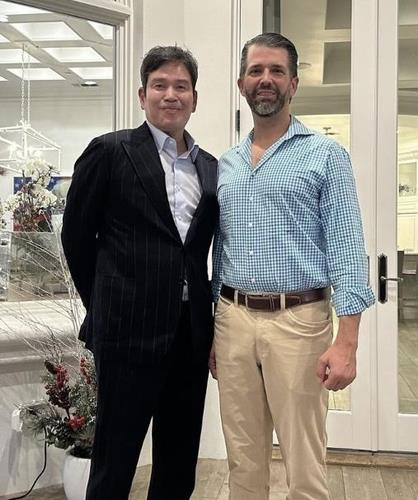 정용진 신세계그룹 회장이 지난 1월 자신의 인스타그램 계정에 올린 사진. 도널드 트럼프 미국 대통령 당선인의 장남인 트럼프 주니어와 나란히 서서 포즈를 취했다.