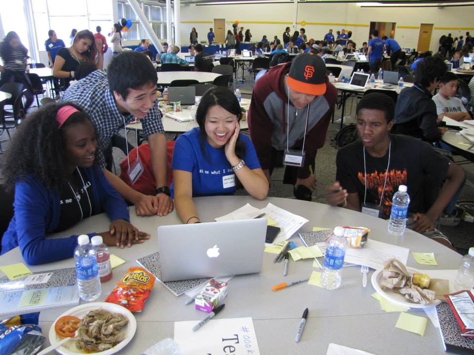 해커톤 대회에 참가중인 청년들