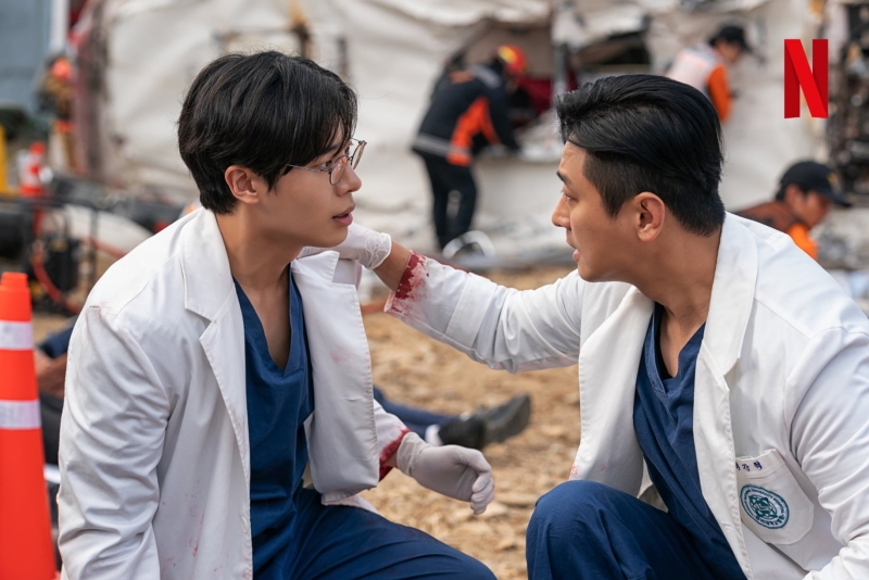 넷플릭스 중증외상센터 마주하고 있는 주지훈, 추영우