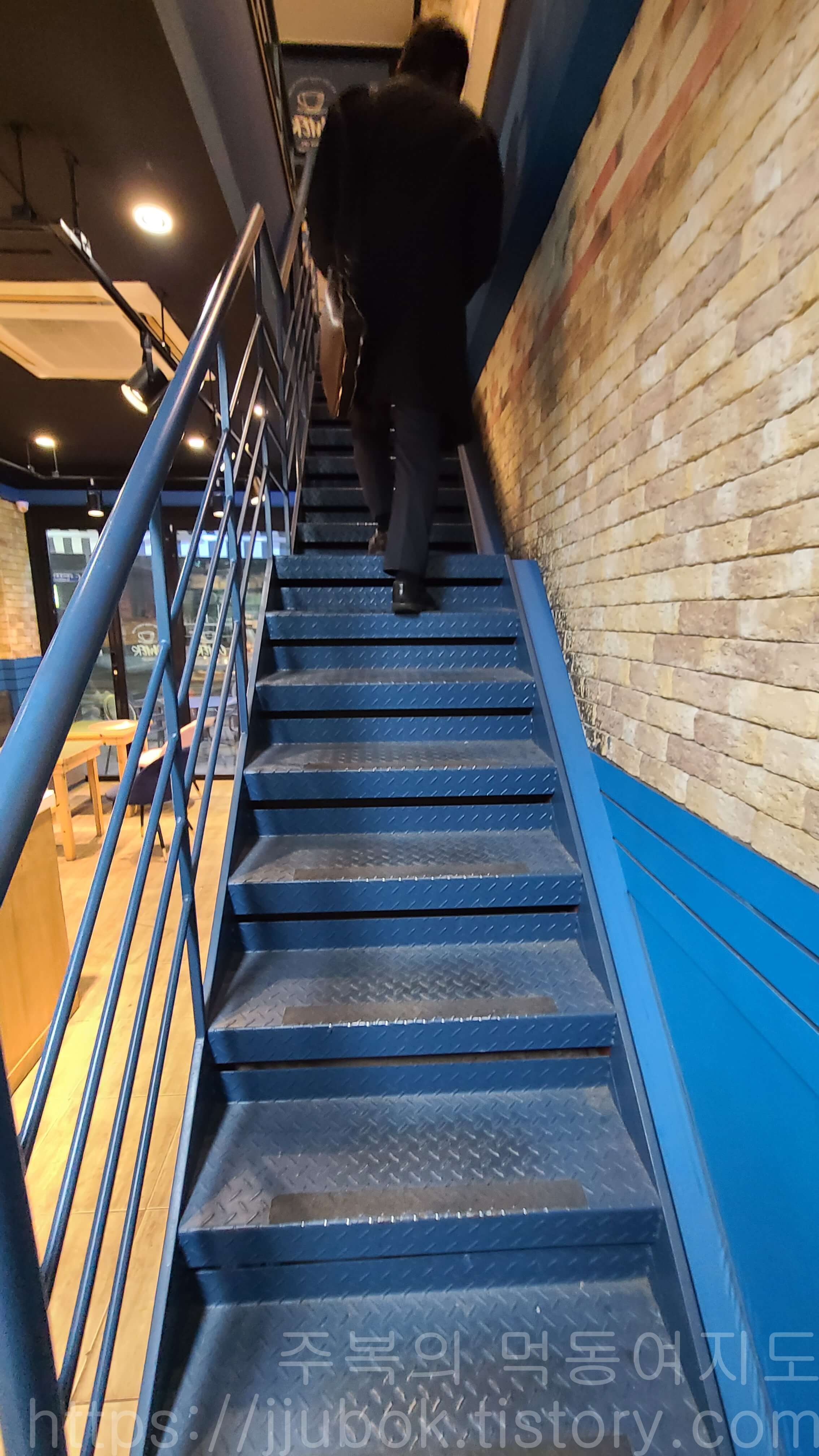 오멜-에클레시아-카페-2층-계단