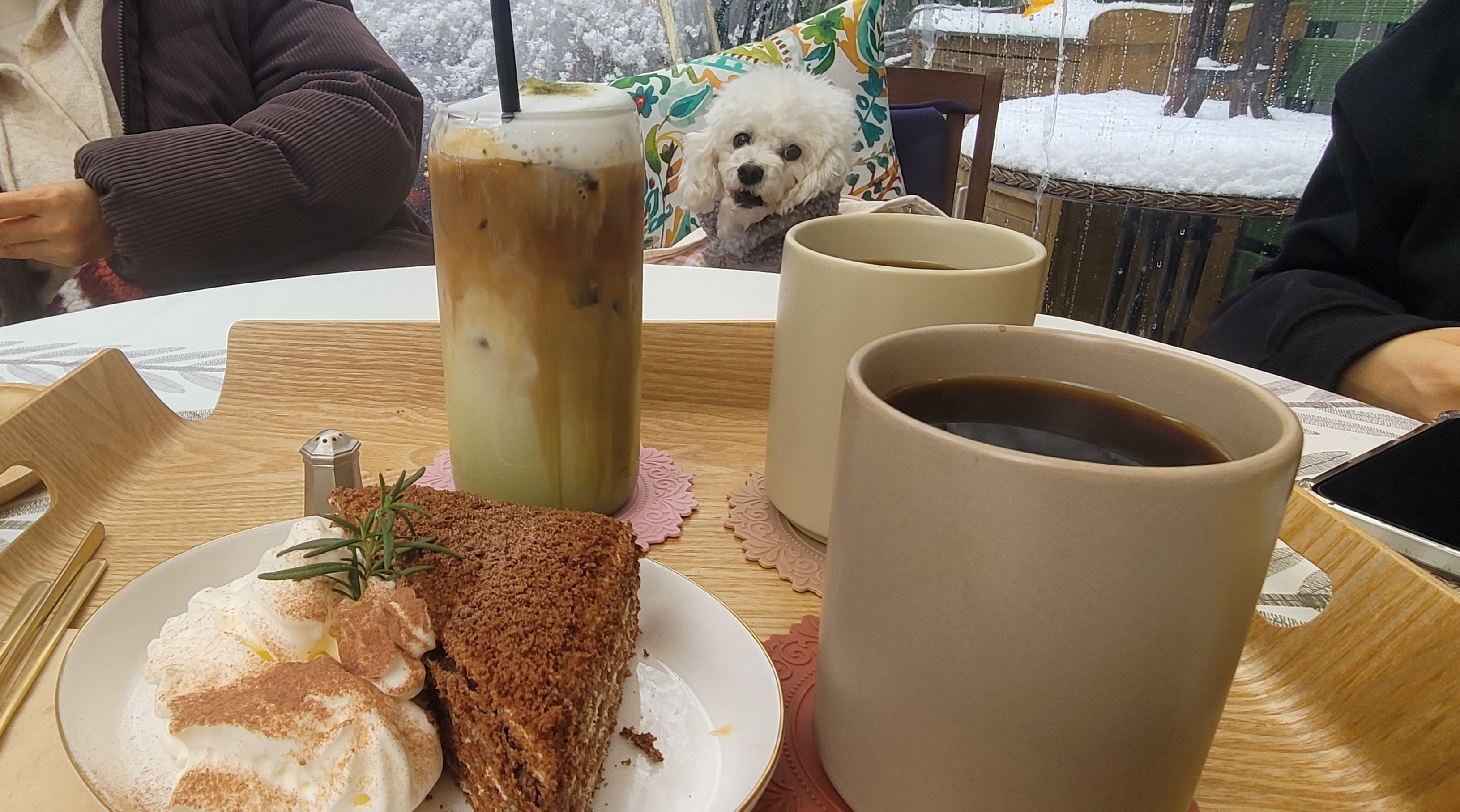 소소한 까페 야외 돔텐트 안에서