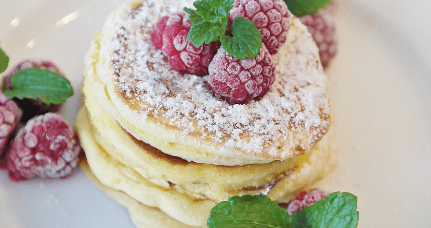 먹음직 스러운 팬 케이크가 놓여 있다