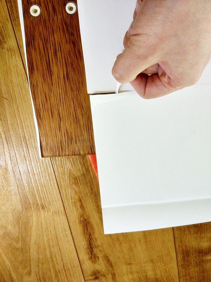 아래쪽에 생기는 쪼가리는 살짝 위에있는 필름지를 들어준후 떼어내고 다시 붙여줌