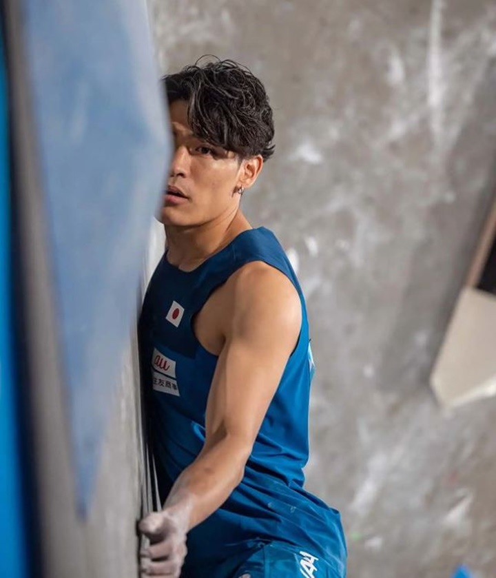 토모아 나라사키 선수의 모습