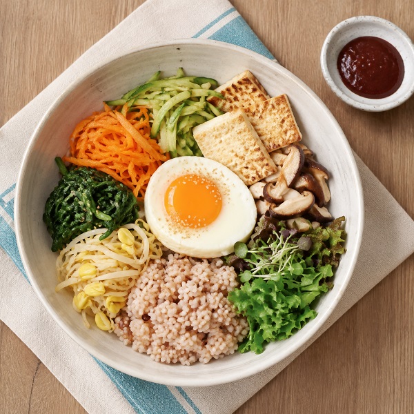 나물과 달걀을 늘리고 밥의 양을 줄여 구성한 비빔밥