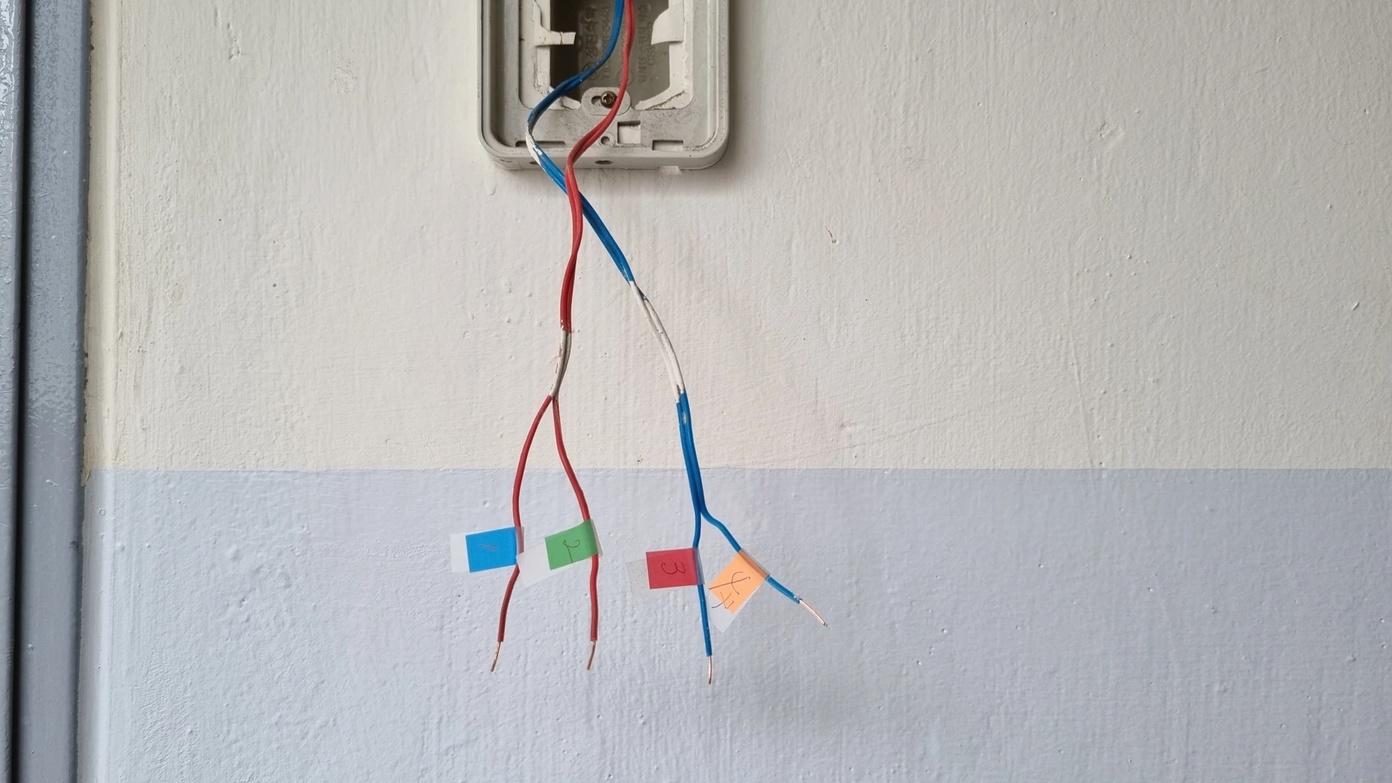 전선에 꼬리표 단 모습