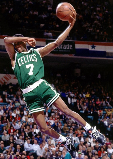 디 브라운이 펌프 슈즈를 신고 경기 뛰는 모습