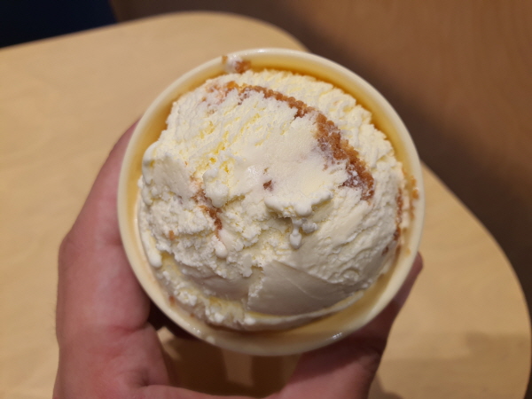 베스킨라빈스31 아이스크림 - 골든 프랄린 버터 (2025년 11월 이달의 맛)