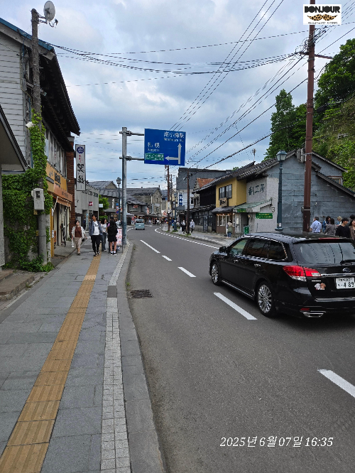 사카이마치 거리에 들어서며 자동차와 사람이 서서히 보이는 모습