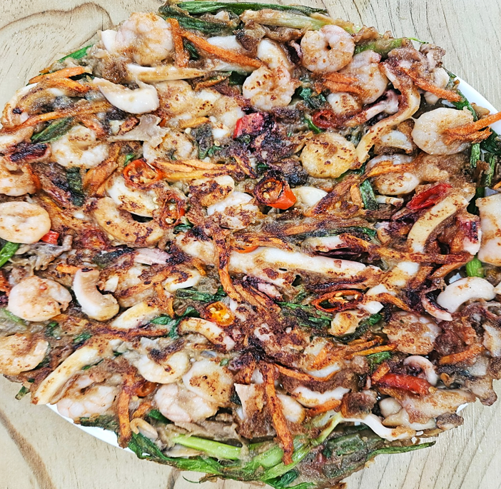 반죽이 보이지 않을만큼 해물이 가득 올려진 전현무계획2 대부도 도토리묵 맛집의 도토리해물파전