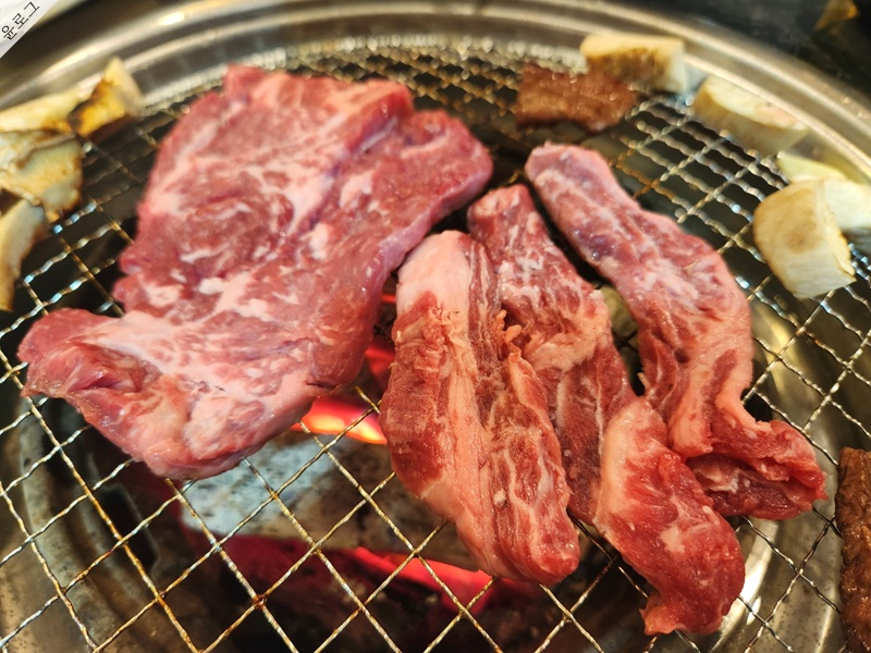 마장동 고기집(부산 범어사점) 살치살, 갈비살 굽는 모습