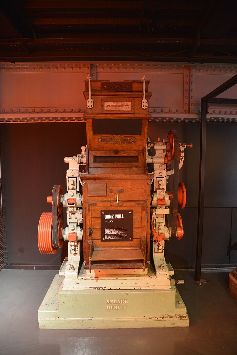 더블린 기네스 스토어하우스에 전시된 1906년 제작 Ganz Mill 곡물 분쇄기
