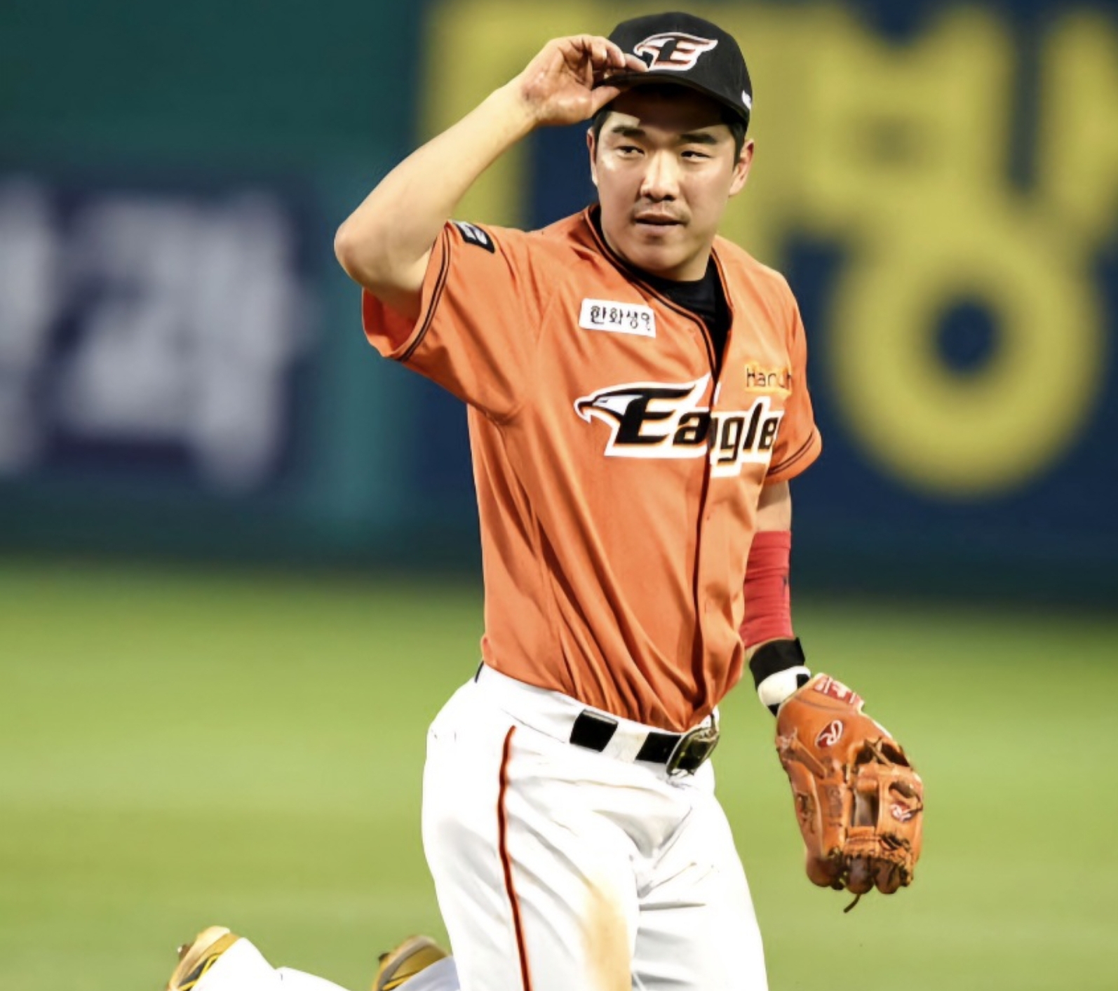 수비하며 모자를 만지고 있는 정근우 선수