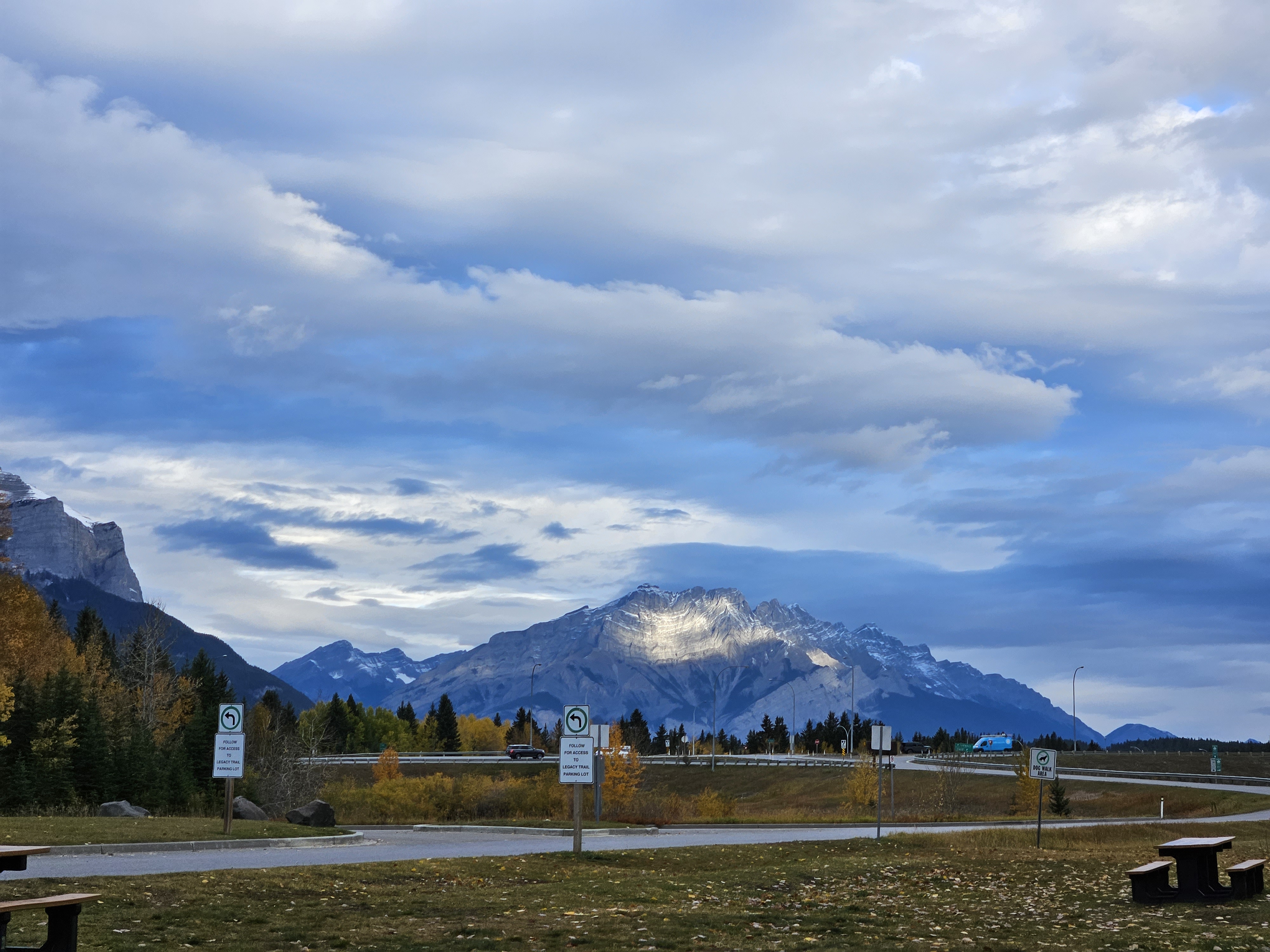 캘거리에서 멀찍이 바라보는 로키산맥. 혹시 내가 방문했던 산은 아니었을까?