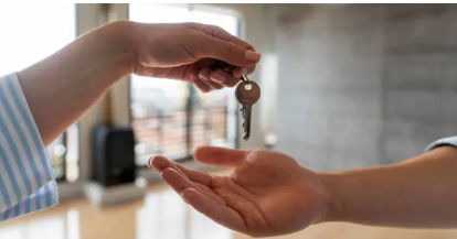 임대주택의 열쇠를 건네 주는 이미지