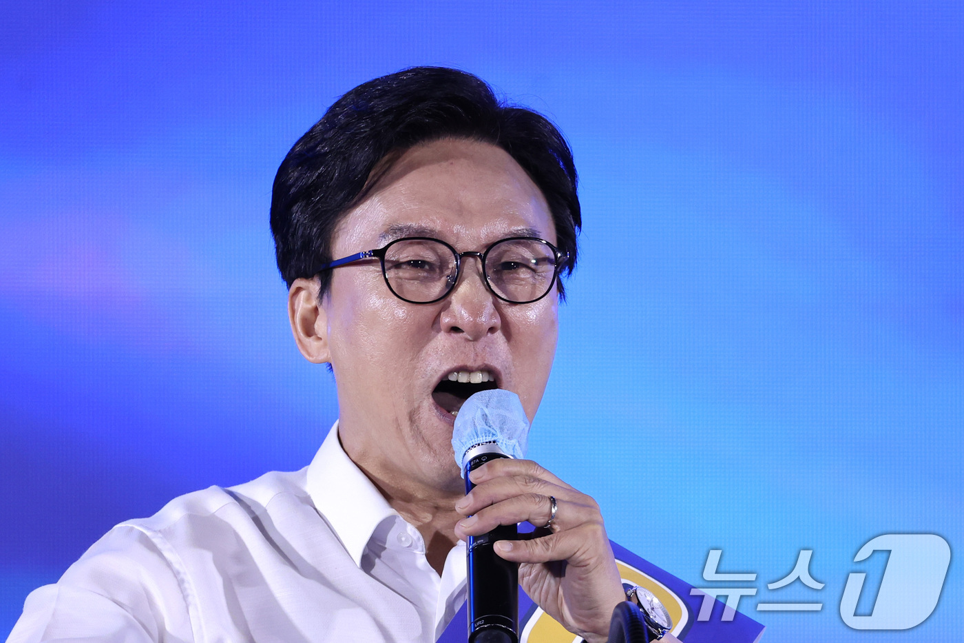 김민석 탁자 위 신발 논란, 스트레칭 해명과 사진 확산 배경 정리 참고 이미지 2