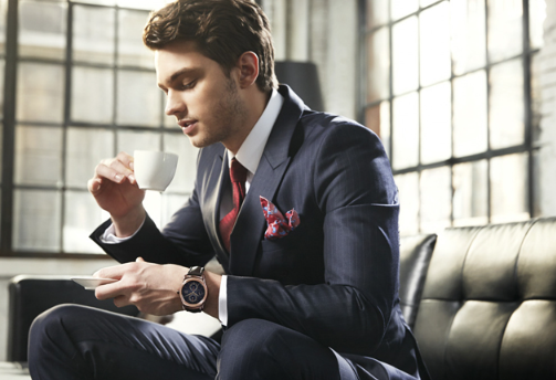 커피를 마시는 남성