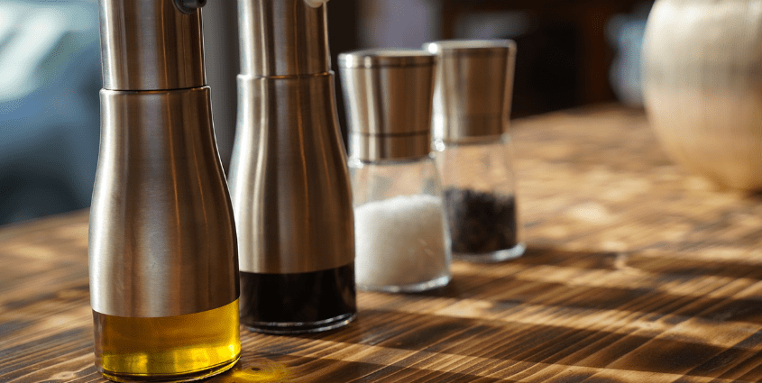 식초와 여려 가지 양념들이 테이블 위에 놓여 있다