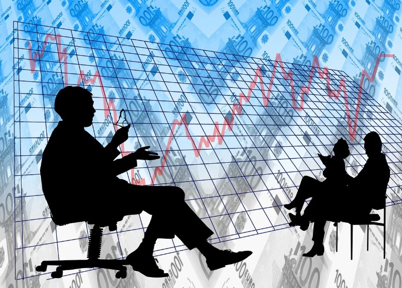 뉴스에 대해 토론 하는 사람 이미지