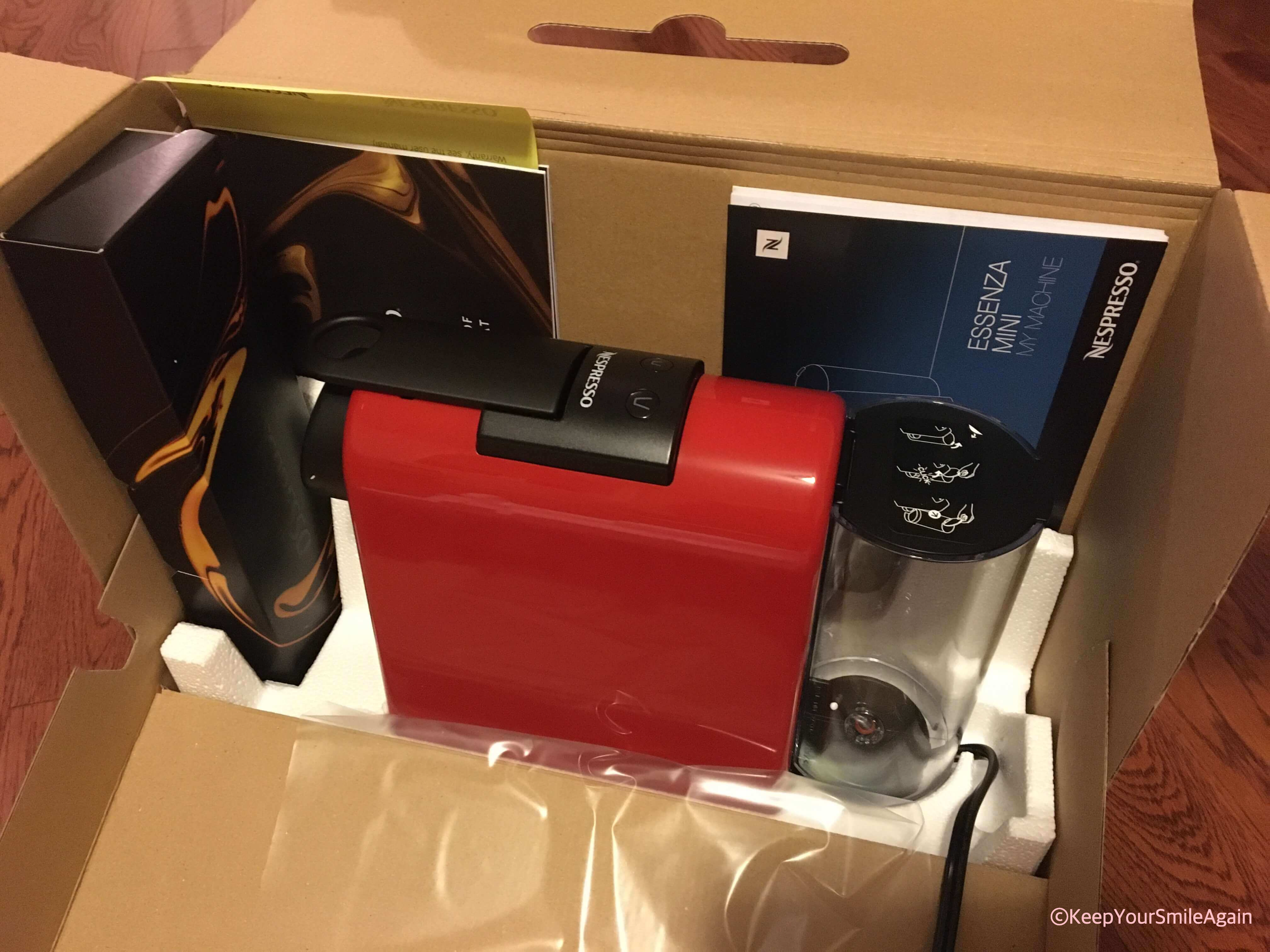 기본 구성품. 왼쪽 캡슐 커피 샘플(증정), 그리고 귀여운 빨간 네스프레소 머신