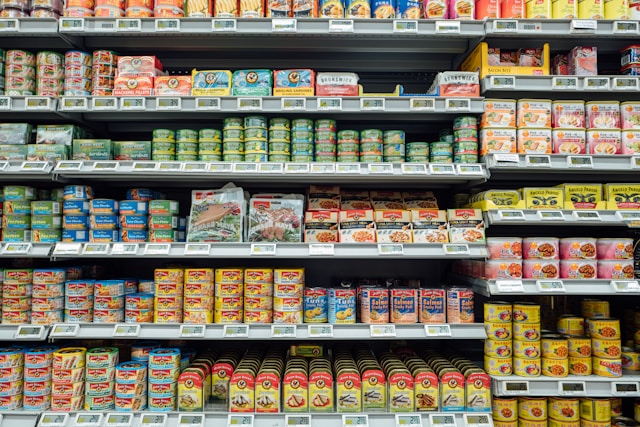 마트에 진열되 캔제품들