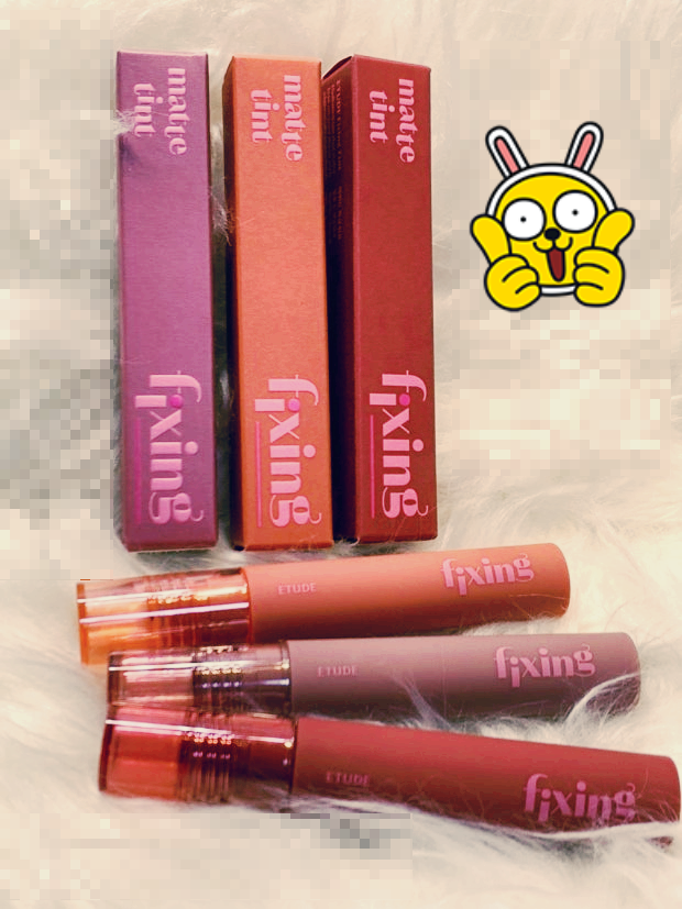 에뛰드 포근픽싱틴트 제품 이미지 - 매트한 질감과 다양한 컬러 팔레트를 보여주는 에뛰드 포근픽싱틴트 여러 개가 정돈된 모습