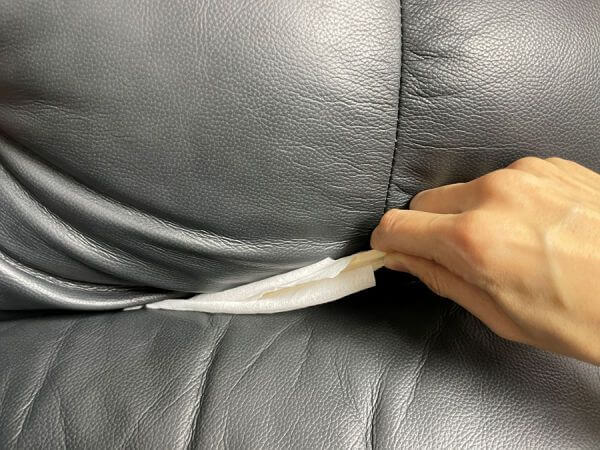 밝은 색 가죽 소파