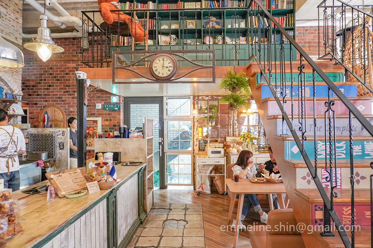 내부 분위기도 매장이름답게 여기저기 곰돌이가 있고 테이블이나 인테리어가 마치 해외 어느 매장안에 들어온 기분이 들었어요.