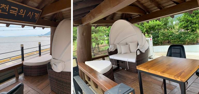 2층 옥상 푹신한 자리와 일반 테이블