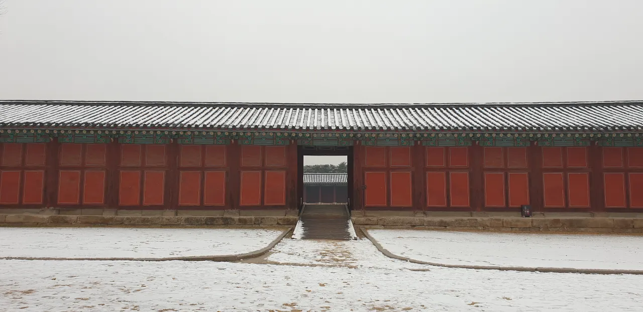 회색빛-하늘-한옥-지붕-눈내린-풍경